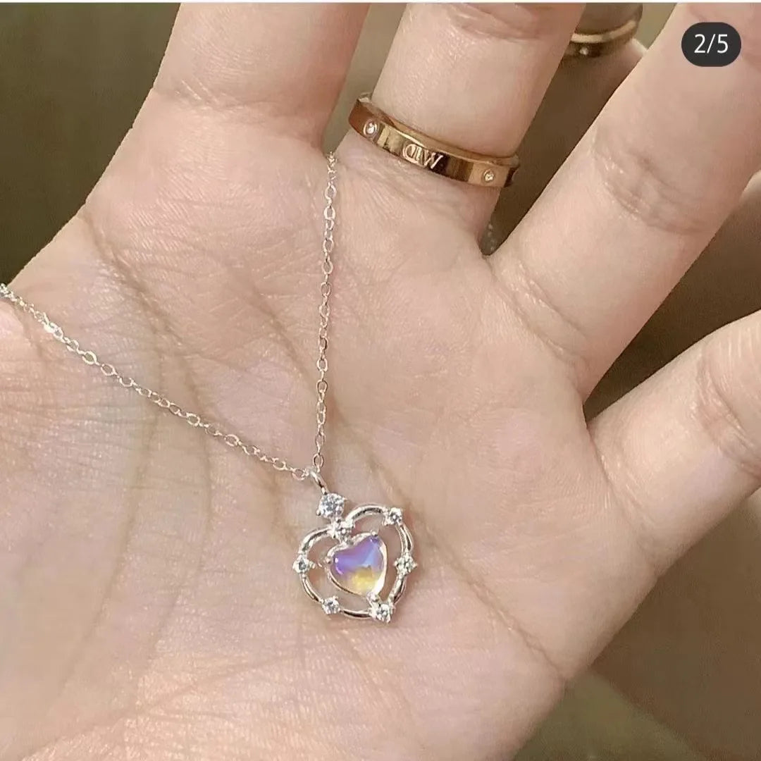 Creative Fashion Women'S Gradient Love Necklace Simple Generous Small Niche Design High-Level Sense Versatile Collarbone Chain