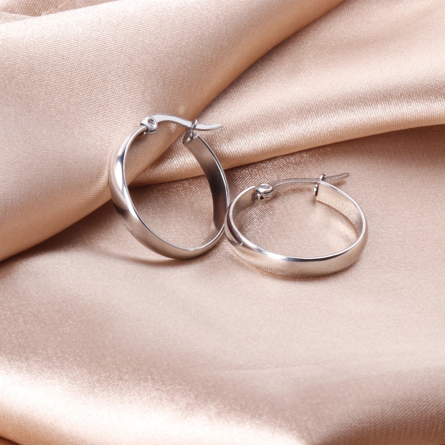 LUXUKISSKIDS 1pairs Minimalist Hoop Earrings Set for Woman/Men Big Circle Earrings Jewelry Ear Clip Punk Style Titanium Piercing