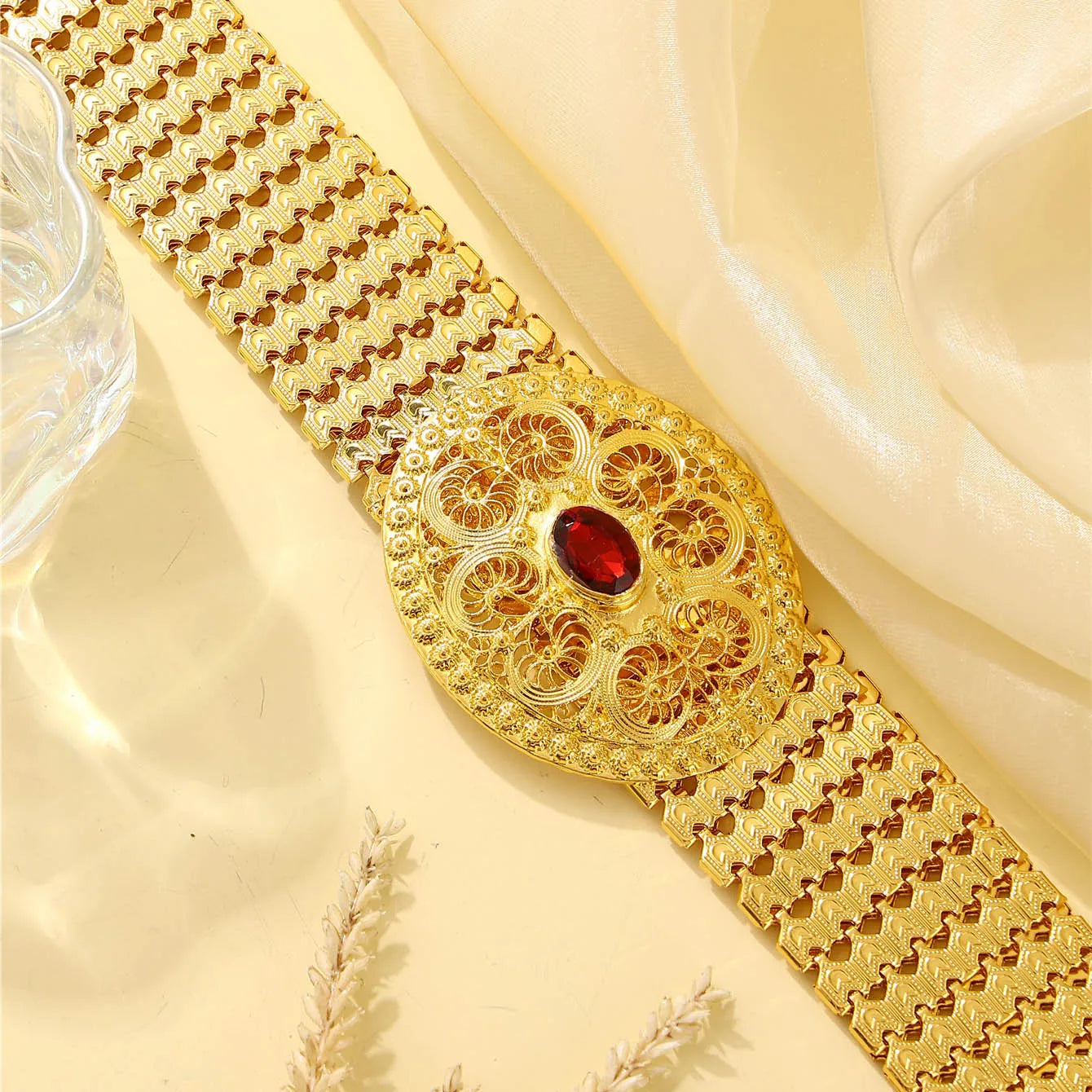 Gilded snak scalebelt golden oval leather belt inlaid with large red gemstones designed bridal banquet dances popular style belt