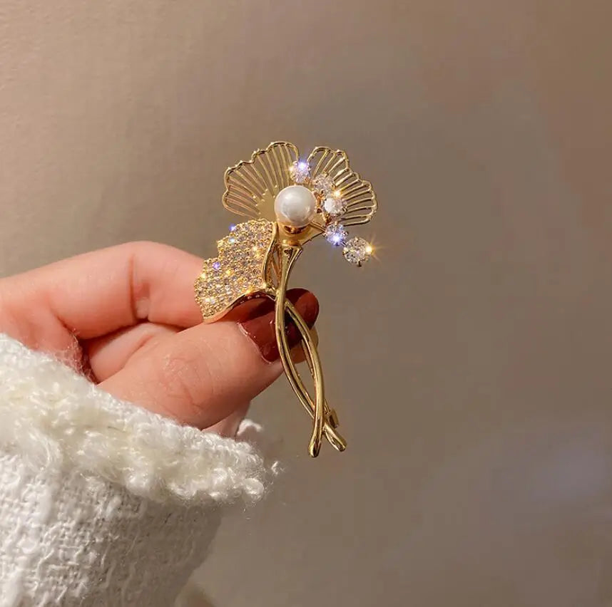 Simple Minimalist Crystal Letter V Brooch Pin for Women Men Rhinestone Triangle Brooches Pins Collar Accessories