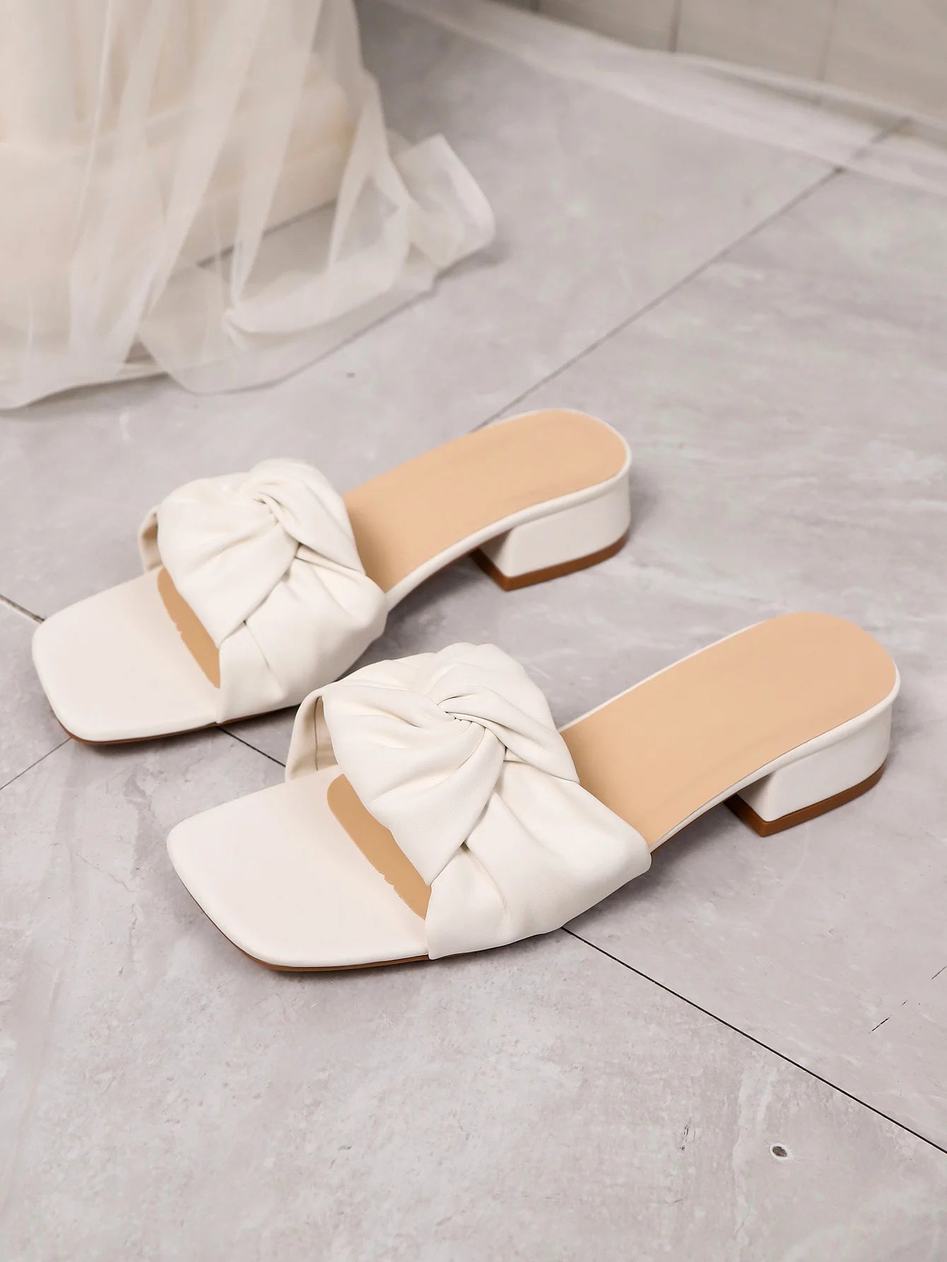 Sandals for summer outerwear paired with fashionable and high-end cool slippers