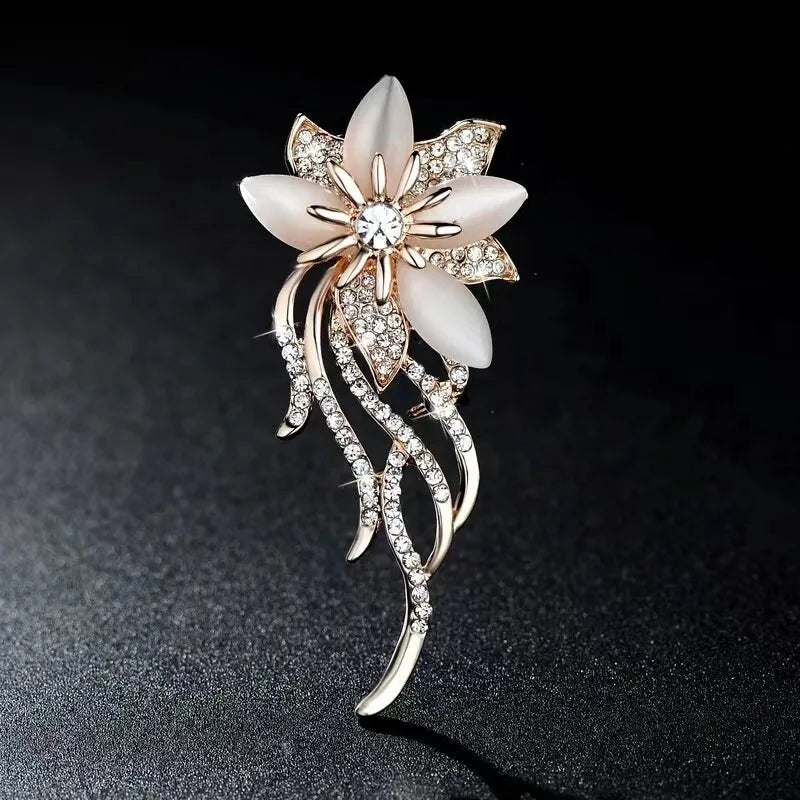 Simple Minimalist Crystal Letter V Brooch Pin for Women Men Rhinestone Triangle Brooches Pins Collar Accessories
