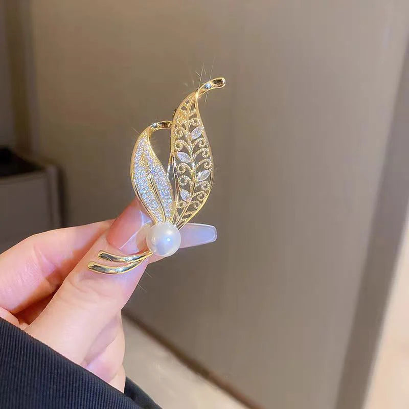 Simple Minimalist Crystal Letter V Brooch Pin for Women Men Rhinestone Triangle Brooches Pins Collar Accessories