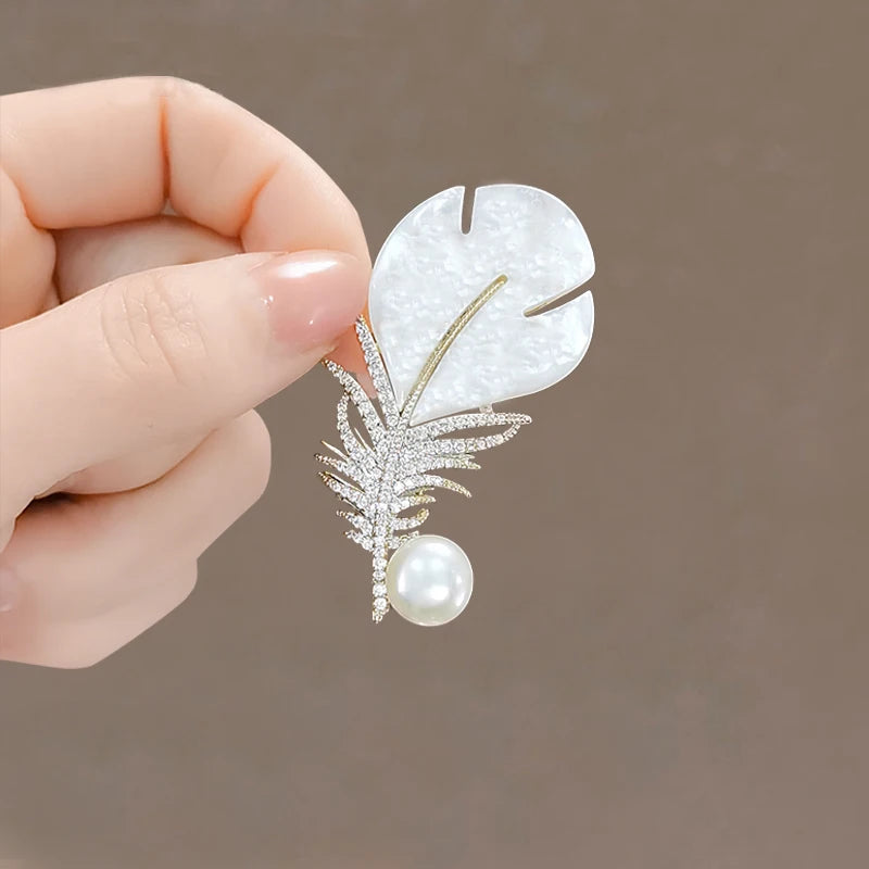 Simple Minimalist Crystal Letter V Brooch Pin for Women Men Rhinestone Triangle Brooches Pins Collar Accessories