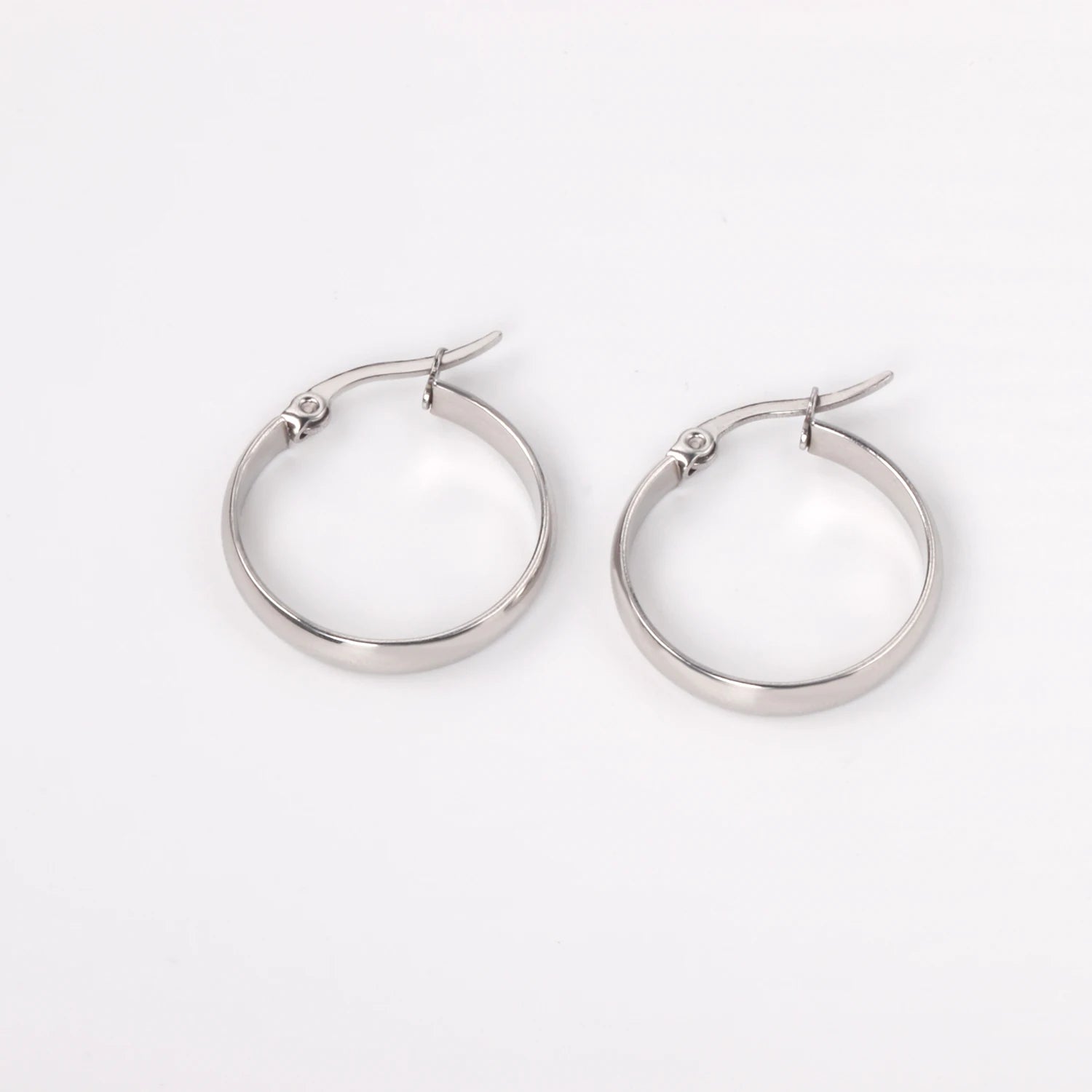 LUXUKISSKIDS 1pairs Minimalist Hoop Earrings Set for Woman/Men Big Circle Earrings Jewelry Ear Clip Punk Style Titanium Piercing